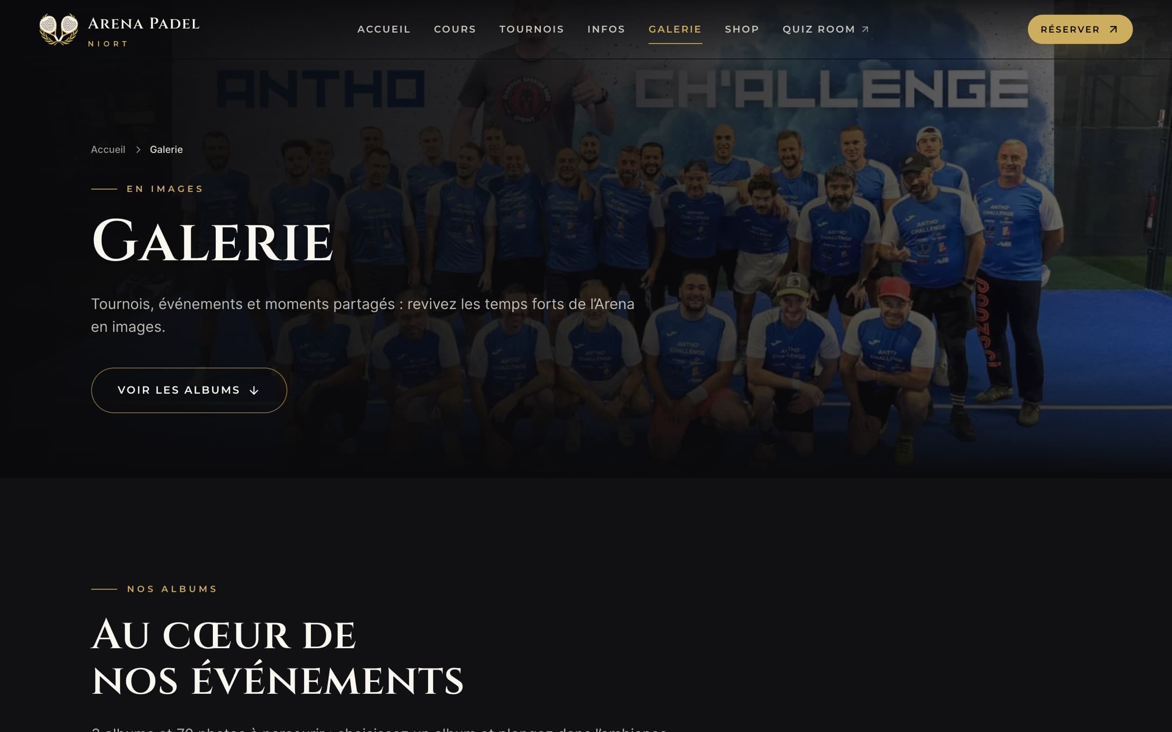 Page « Galerie » : photo de groupe d’un tournoi en arrière-plan et accès aux albums