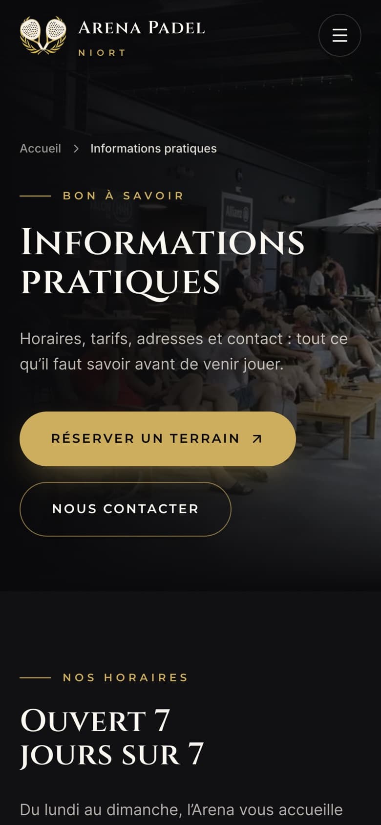 Page « Informations pratiques » sur mobile : horaires, bouton de réservation et contact